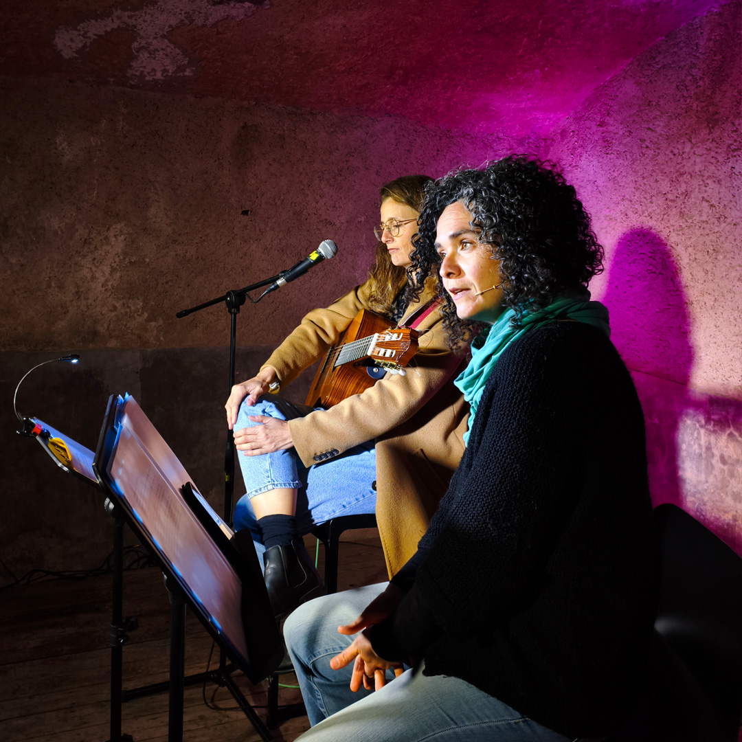 manresacultura's tweet photo. L’espectacle poètic-musical 🗣️🎶 “Fermentar”, a càrrec de Sònia Moya Villanueva i Rusó Sala, al Refugi antiaeri de la Renaixença, ha posat el punt final aquest vespre als actes del #DiaMundialDeLaPoesia a Manresa.

Gràcies a tothom qui els ha fet possibles🙌!
#DMP26 https://t.co/TIVEtfTFYa