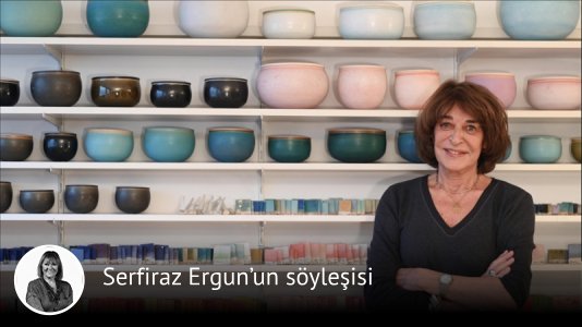 🥣 Alev Ebüzziya: Kuşkun yoksa ayvayı yersin, kendinden fazla emin olmaktan daha kötü bir fakirlik düşünemiyorum

🗨️ “Hayatımda galeri aramadım. Bir kere bile bir galeriden sergi istemedim. Çünkü istenmez, ayıptır... Benim kültürümde ayıptır. Beni Danimarka’dan tanıyan bir galeri