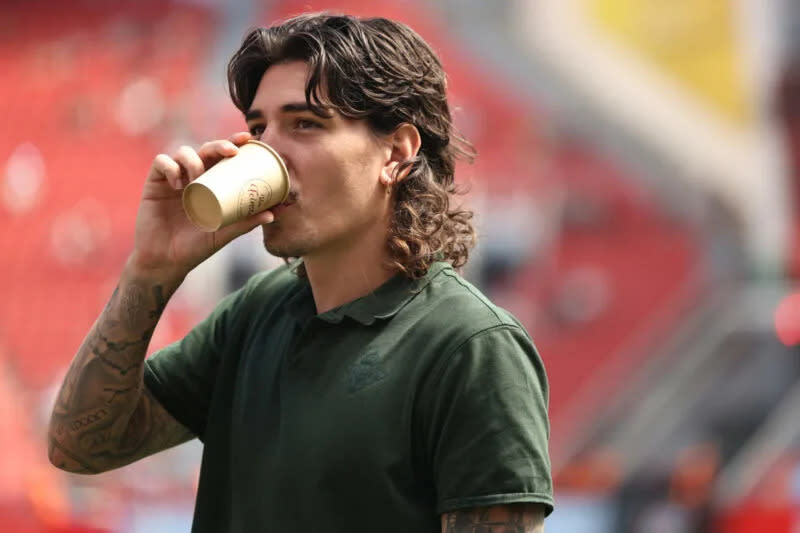 leesakyot's tweet photo. Hector Bellerin wants Arsenal to win the Premier League. The former Gunners full-back still supports his old club. When a Tottenham fan said he hopes Spurs avoid relegation, Bellerin smiled and responded: "I can't agree with that."
#Arsenal #FootballBetting https://t.co/VjQI9AdY0h
