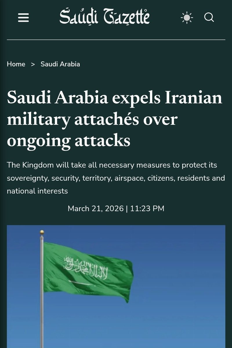 Gu_rebel's tweet photo. ARÁBIA SAUDITA 🇸🇦 | ATENÇÃO 🚨 

O Governo Saudita anunciou a expulsão de representantes militares iranianos de seu território, declarando-os persona non grata e determinando que deixem o reino em um prazo de 24 horas. 

A medida atinge o adido militar, seu assistente e três outros funcionários da embaixada do Irã em Riad, conforme comunicado oficial do Ministério das Relações Exteriores saudita. A decisão foi tomada em resposta ao que o governo descreve como ataques contínuos e repetidos promovidos pelo Irã contra a soberania saudita, infraestruturas civis, interesses econômicos e instalações diplomáticas. As autoridades de Riad classificaram essas ações como violações flagrantes do direito internacional, dos princípios de boa vizinhança, do Acordo de Pequim (tentativa de normalização entre os dois países mediada pela China) e da Resolução 2817 do Conselho de Segurança da ONU. O comunicado ressalta que os ataques iranianos não se limitam à Arábia Saudita, mas atingem também outros membros do Conselho de Cooperação do Golfo e nações árabes e islâmicas. 

O Reino afirmou que adotará todas as medidas necessárias para proteger sua soberania, segurança, território, espaço aéreo, cidadãos, residentes e interesses nacionais, invocando o artigo 51 da Carta das Nações Unidas, que garante o direito à legítima defesa.

(via Saudi Gazette)