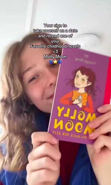 MollyMoonsWorld's tweet photo. What was your childhood favourite novel? 🥰 
#ChildrensBooks #KidLit #childrensfiction #mollymoon

📷shared on Insta by Liliansspace https://t.co/WZA0XIWEAM