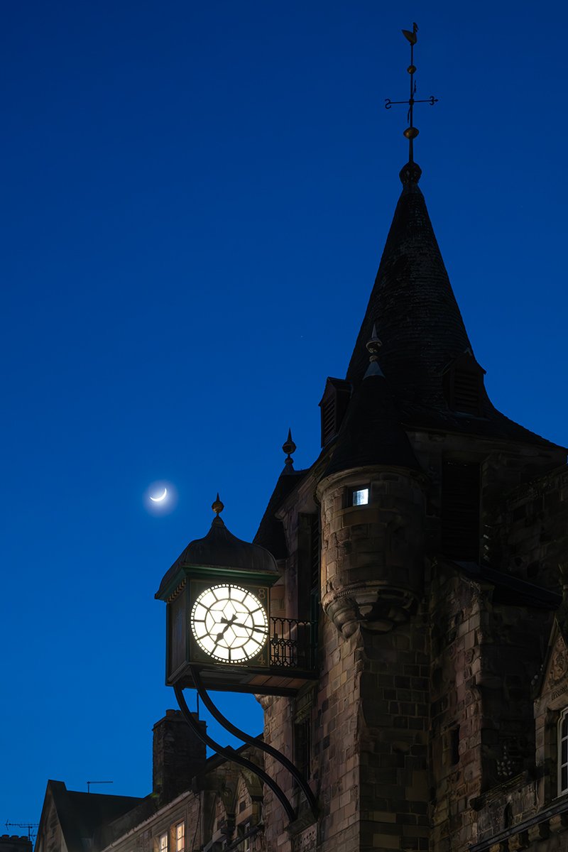 TomDuffinPhotos's tweet image. After last night's enormous sunset with this spire in the shot I thought I'd catch the Canongate Tolbooth together with the fresh crescent moon tonight.

That sky is amazing swim-in-it blue.

#Edinburgh @EdinCulture
