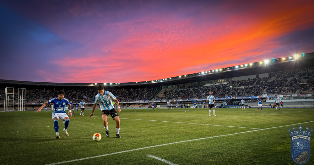 Puroxerecismo's tweet photo. Para mi la foto del partido, no tiene nada de inteligencia artificial por eso he dejado el destello verde que deja la lente @XerezCD_OFICIAL https://t.co/mtVLjeMQ76