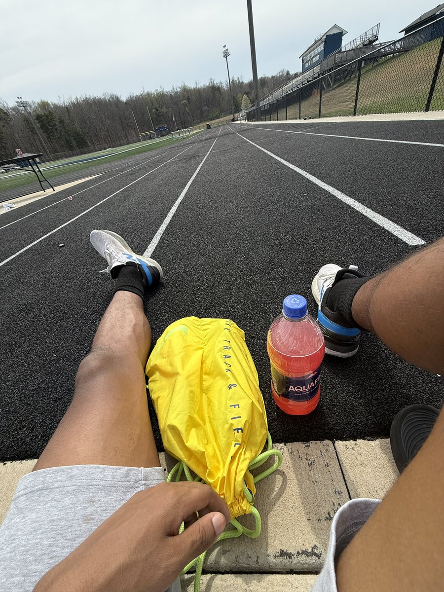 one4luhekk's tweet photo. Was outside today+yesterday putting in the work nobody wants to put in! I feel myself getting better🙏🏾Agtg +1% each and every day. @NCATAGGIES @NCATFootball @FCRecruits @nchssportspage @CoachMatt_NCCU @AverettFootball @CoachRuggles @gobigrecruiting @Rams_Athletics_ @FBCapitolOfNC https://t.co/jK1SxEKBJy