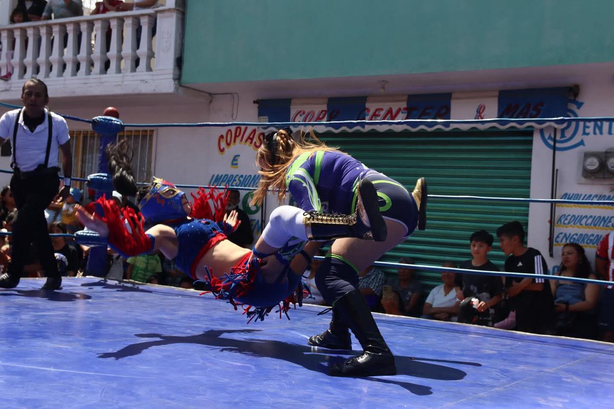 LaTijeraLucha's tweet photo. La lucha libre femenil llega al festejo del 59 aniversario del Mercado Benemérito de las Américas, saliendo avante la Dinastía Ortiz con la pareja de #PrincesaSioux y #BalitaOrtiz ante la rudeza de #Miku y #Airam, que entregaron todo en la función de #PromocionesCocolores… https://t.co/Upn4h9Rz34