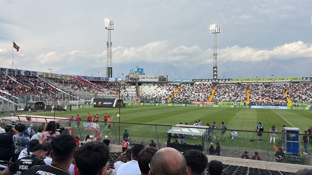 1gatodelbulla's tweet photo. Un dia sabado 18:00 hrs y se confirma que solo llenan cuando juegan con la GLORIOSA UNIVERSIDAD DE CHILE #modas https://t.co/EnVzOGJiPv