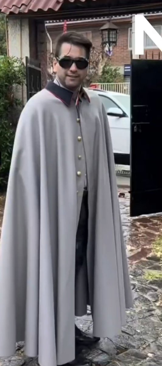 VERGÜENZA MUNDIAL:

Pensé que era broma pero no, Javier Olivares apareció caracterizado como Pinochet en actividades en Valparaíso, piden decoro al vestir y se disfrazan de uno de los peores Genocidas de la historia de la humanidad. Dueles Chile mío.

LA DERECHA PUDRIÓ CHILE!!