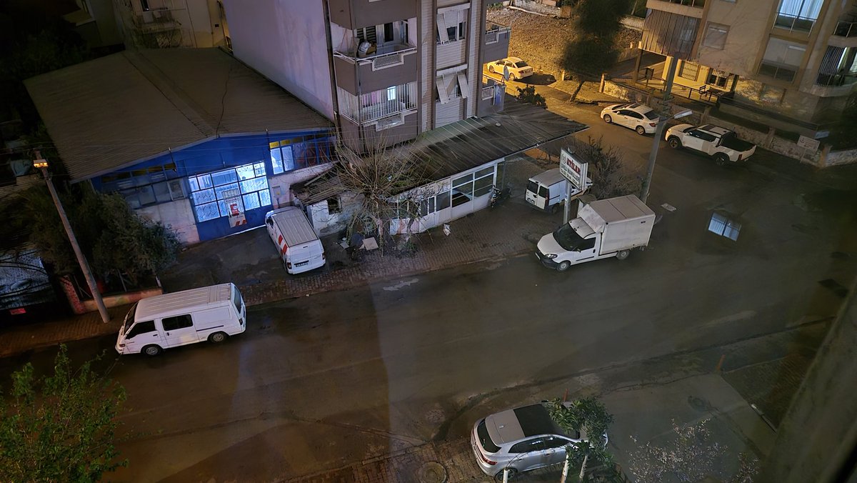rakbay07's tweet photo. @AEDASDestek Belki 4. Oluyr bu yazdığım bu sokak lambaları yanmyor burada ölümlü bir kaza olursa sorumlusu sizsiniz fatura parası alırken hızlısınz hizmet diynce yok otomatik sistem mesajı gelicek bu sefer zahmet edip onuda atmyın , fotoğrafta aydınlk ciktgina bakmayın flaş açık https://t.co/5g6FwaufIl