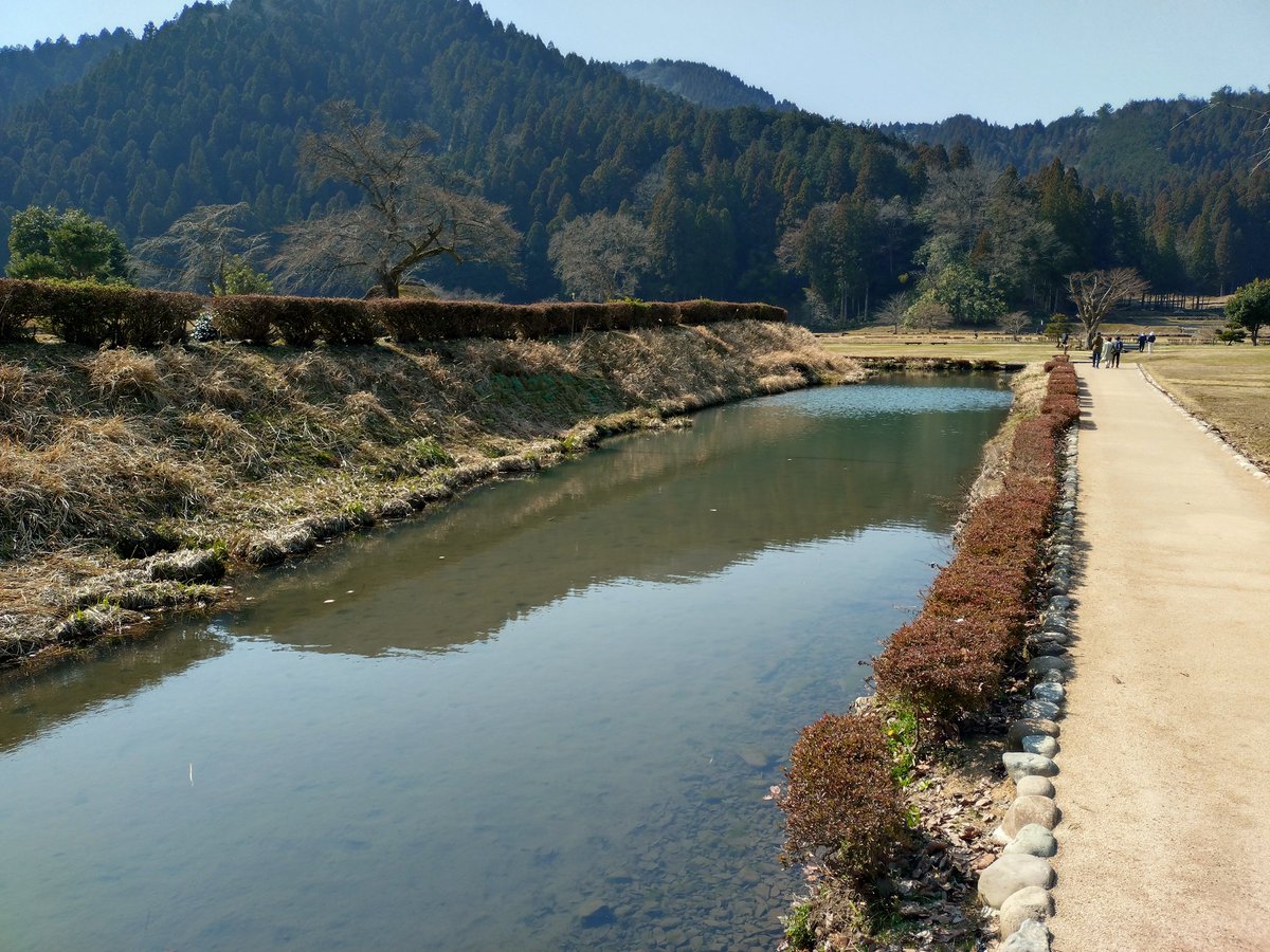#一乗谷朝倉氏遺跡
此度北門から。堀と土塁が素晴らしい。御館内案内板が新調されました。良き天気、春到来。糸桜が一乗谷を華やかに彩るのが楽しみでござる。
