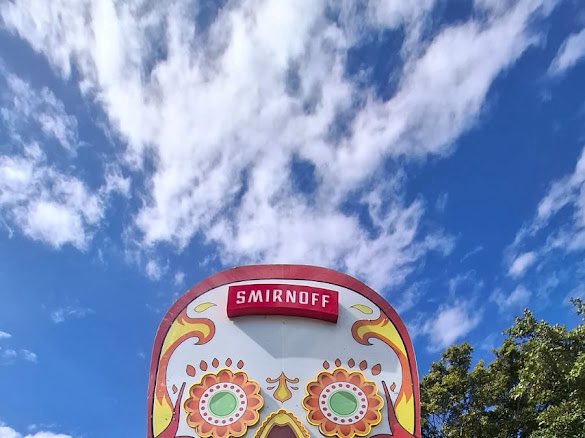 Este sol está apenas para una bebida bien fría #SmirnoffEnElFEP