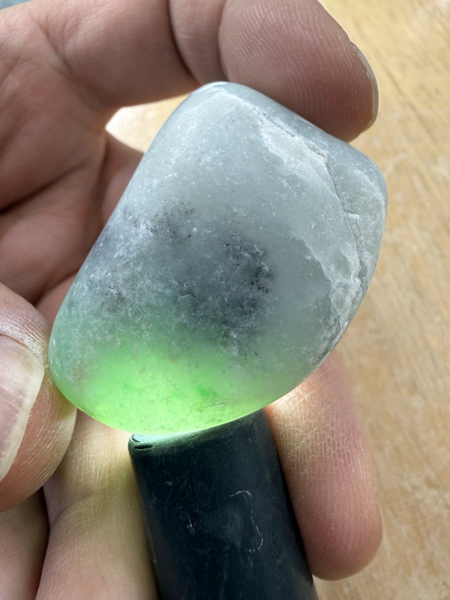 今日のヒスイは、 「姫川水系の結晶キラキラ✨海の翡翠🟢」です😁 この