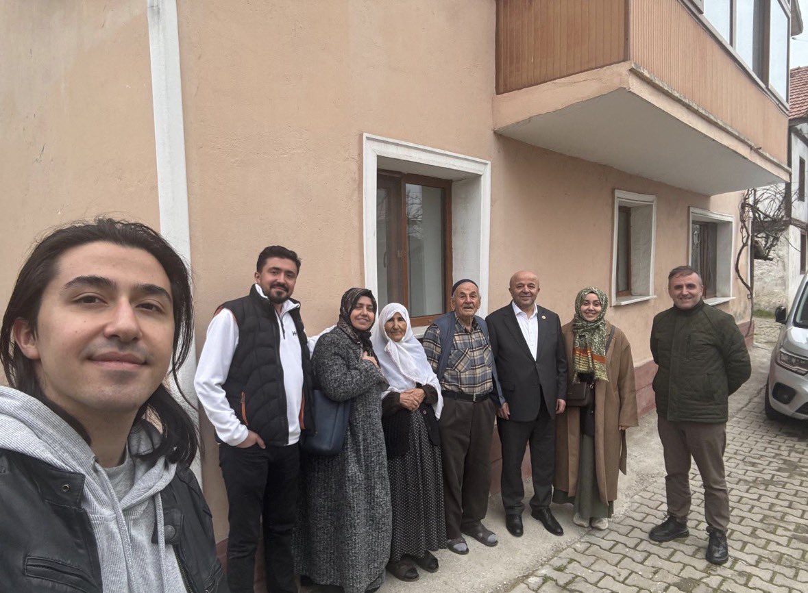 Kale köyü
Bayram ziyareti 
Gülsüm Teyzemizi ziyaret ettik 
Maşallah teyzem 84, Hasan eniştem 85 yaşındalar. İnekleri, buzağıları ve kedileri ile canlı ve dolu dolu vakitlerini değerlendiriyorlar.
Rabbim büyüklerimizi başımızdan eksik etmesin.
Cümlesine hayırlı uzun ömürler versin