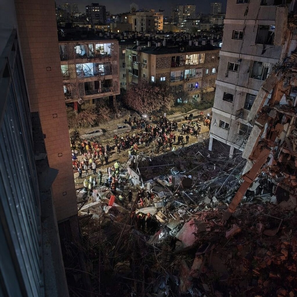 pusholder's tweet image. İran füzelerinin isabet ettiği İsrail’in Arad kentinde geniş çaplı yıkım yaşandı, çok sayıda kişi yaralandı.