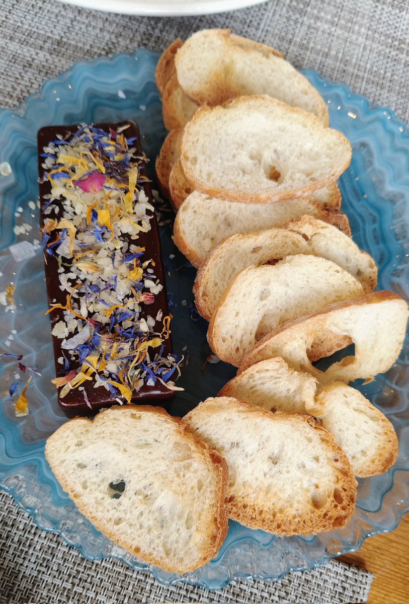 Lingote de foie con chocolate salado y peta zeta. Por si queréis experimentar.