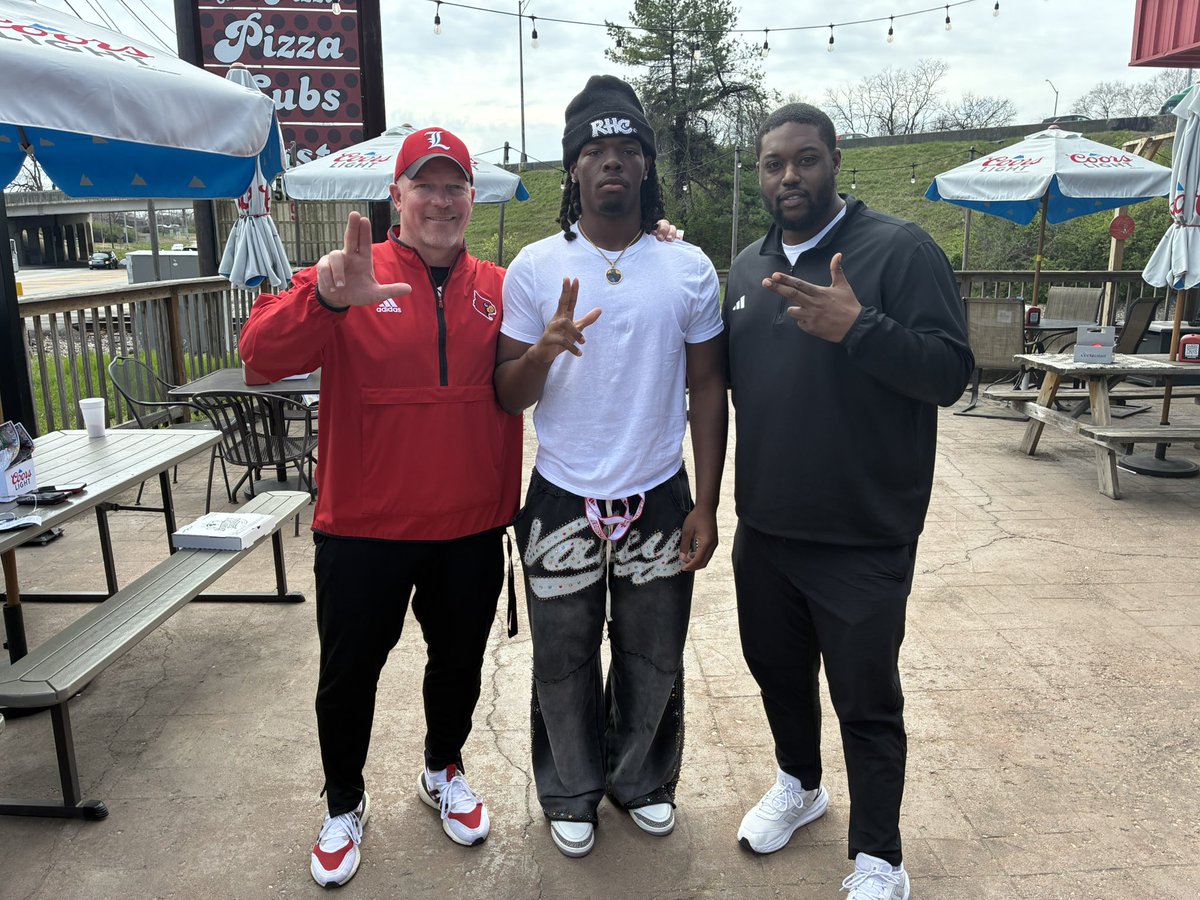 upnext_james's tweet photo. Had an amazing day at Louisville Today!! Hometown Hero?? @MarkIvey90 @vincemarrow @deionbranch84 @JeffBrohm @samspiegs @TomLoy247 @AllenTrieu https://t.co/sLCClp3gWt