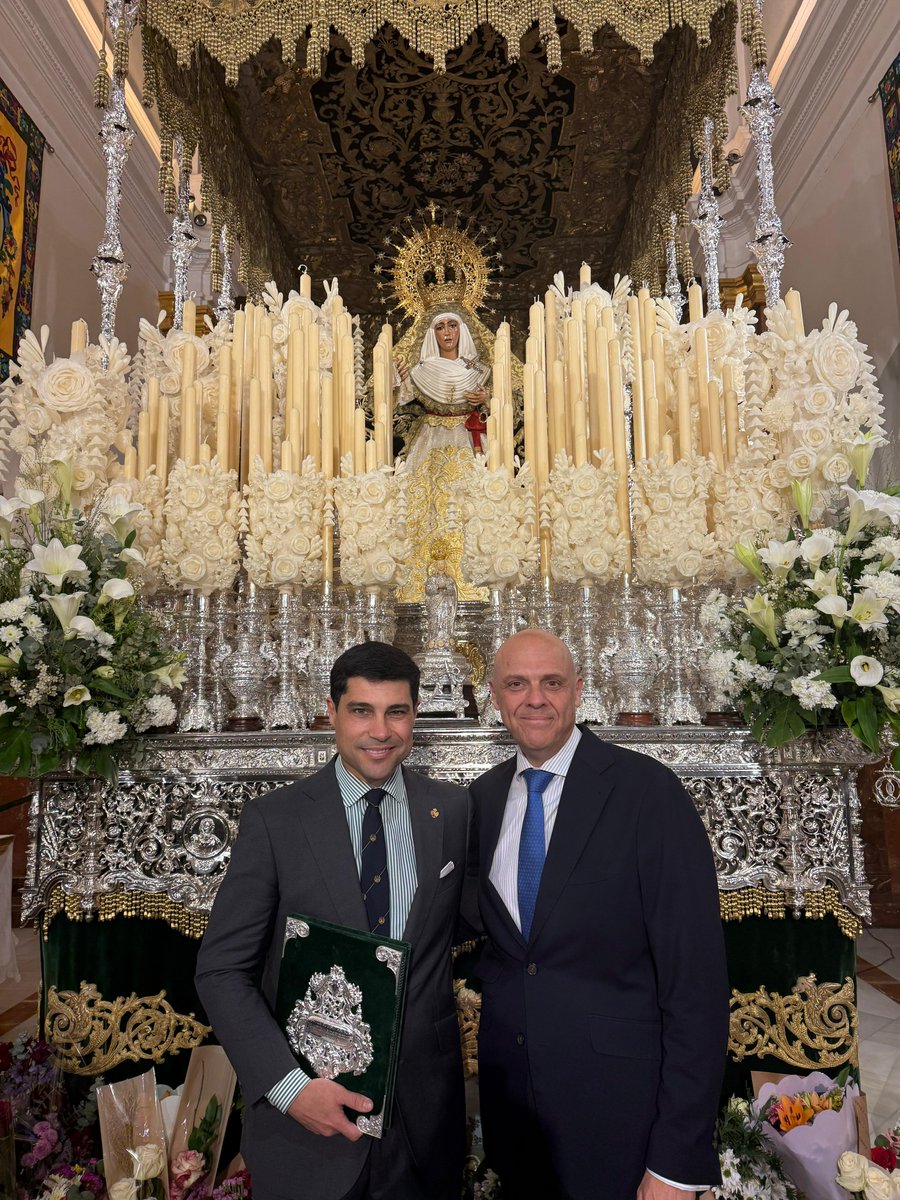 El pregón de la Semana Santa de Sevilla de 2026 ya descansa bajo el manto de Nuestra Señora de la Esperanza, a la espera de ser pronunciado mañana, Domingo de Pasión, por nuestro hermano <a href="/JARodriguez_TV/">José Antonio R.</a> 

Elevamos una oración al Santísimo Cristo de las Tres Caídas para que, por