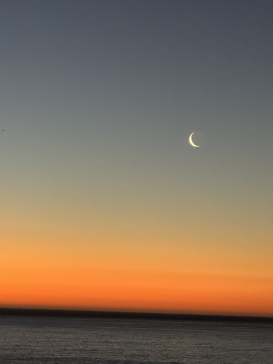 Edelweiss_Delp's tweet image. About the moon tonight 🌙 #lovecapetown
#moon #universe #travel 💛🇿🇦 #sea #sunset #seaside