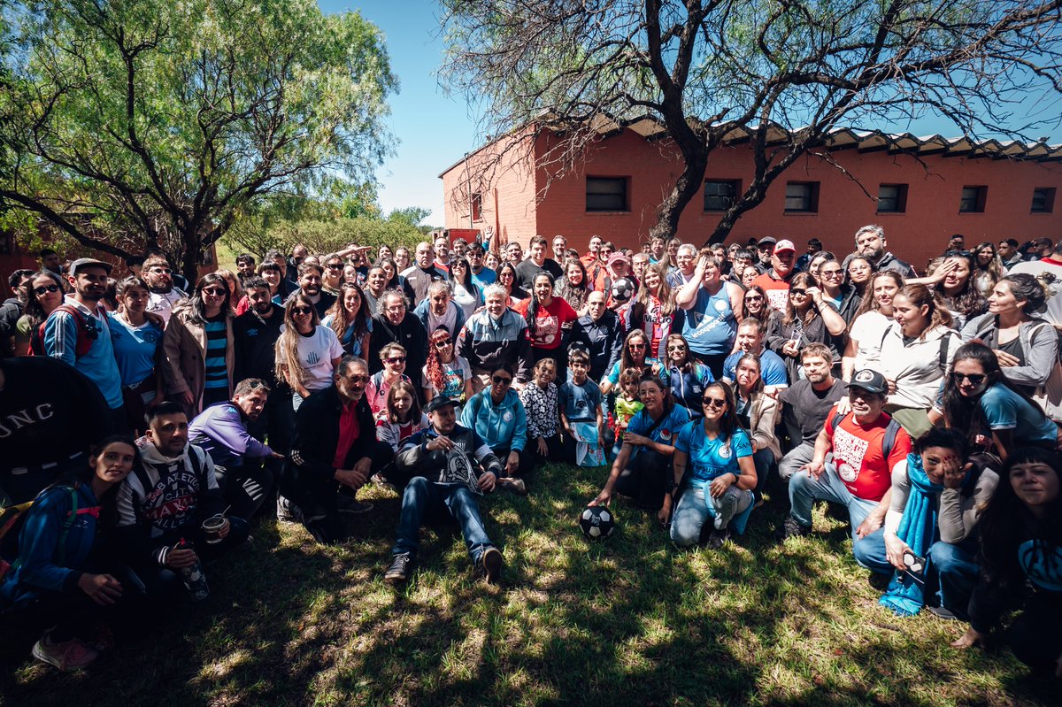 vinculacioncba's tweet photo. 🌹 Clubes con Memoria ⚽

En el marco de la #SemanaDeLaMemoria2026, se realizó en La Perla #ClubesConMemoria, una actividad que convocó a hinchas de @Belgrano, @InstitutoACC, @CATalleresdecba, @EstudiantesRio4 y de otros clubes para compartir una jornada de memoria y reflexión. https://t.co/WqbxV2MXmm