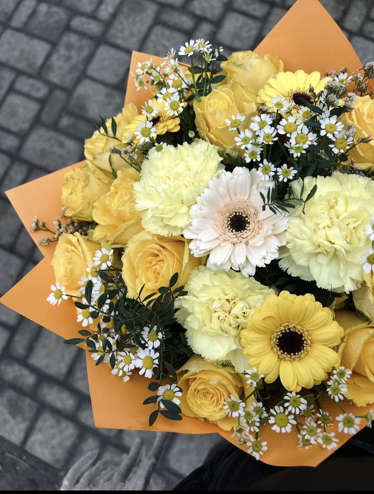 JensenOliver_'s tweet photo. Yo no soy de hacer estas cosas, porque no me salen bien. Pero mi madre siempre me enseñó a ser agradecido con las personas que tengo alrededor. Así que esto va para todos mis conocidos, sois libres de coger flores y bollitos. 

Feliz inicio de primavera. https://t.co/vB64ZNOd2J