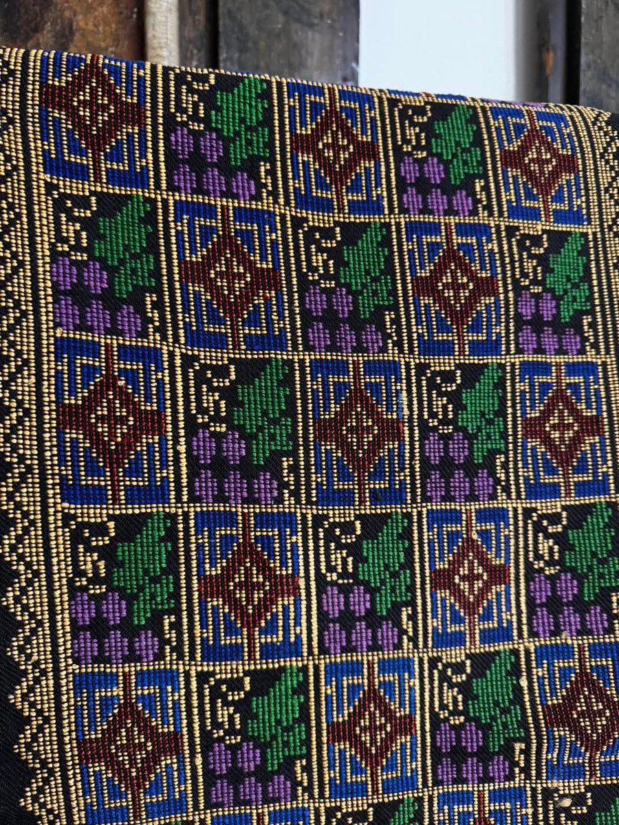 Travel_2Romania's tweet image. Costume populare românești.
MUSCEL ca un vitraliu.
IA este cusută mărunt pe pânză de casă, cu arnic si lamé, cu poala atașată. #tradition #handmade #Ia
📷 Costume populare cu drag