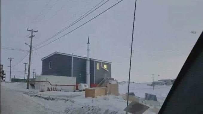 الصورة : من الإسكيمو في القطب الشمالي ودرجة الحرارة 60- تحت الصفر تم بناء أبعد مسجد عن العالم الإسلامي .

قال رسول الله ﷺ : 
( ليبلغن هذا الأمر ما بلغ الليل والنهار )