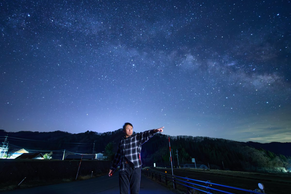 hisui_byakko's tweet photo. お遊び写真の本命！
一発撮りでの天の川セルフ撮影〜
しかしこの為に星の綺麗な奥大山まで行き車での仮眠から朝3:30起き
外の気温１℃の中寒さに震えながら撮影
え、何この人怖い😱って感じ
こんなん、伊達と酔狂でも無ければ撮れませんわ😅
この経験、コス撮に活かせる機会あると良いな〜 https://t.co/SvT9H2VCOg