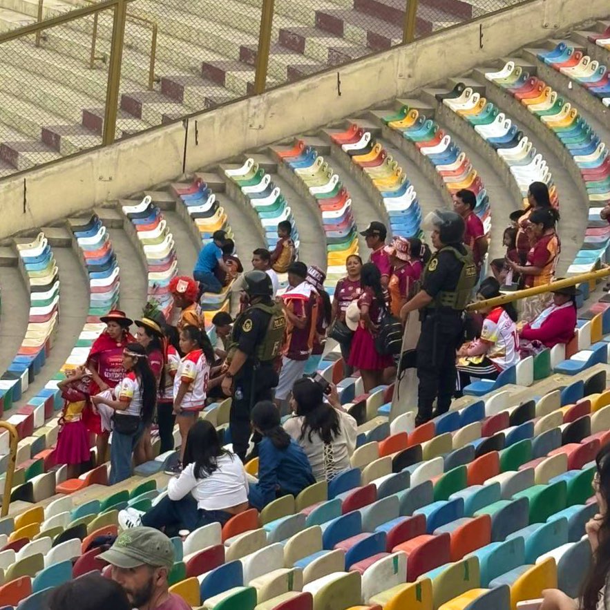 La gente de Andahuaylas que siempre sigue a su equipo masculino, hoy está presente en Lima alentando a su equipo femenino. Miles de aplausos y que aprendan las hinchadas locales de Lima.