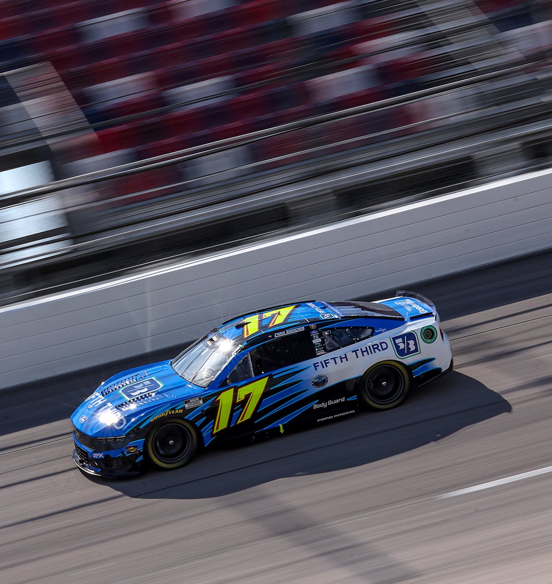 Chris_Buescher's tweet image. Tried to give this scheme another pole position, but we’ll take P6. Tomorrow should be an eventful race. 😬

I also want to say it means a lot to me personally, RFK and Jack as a whole that @FifthThird really jumped at the opportunity to honor Greg with this throwback. In a world