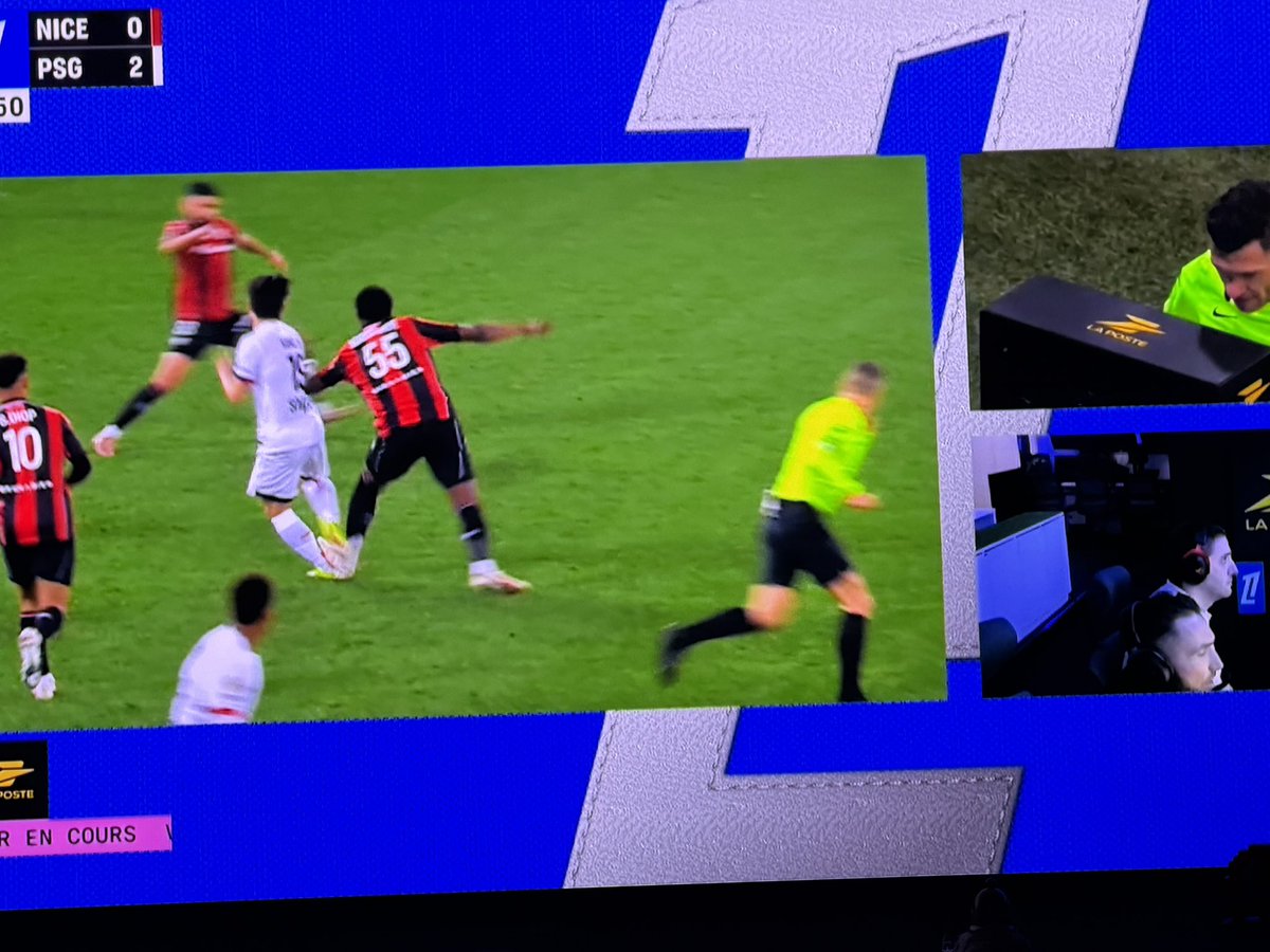 Mesli_Dounia's tweet photo. 60’ Bien sur que c’est rouge direct !!!! 0-2 #OGCNPSG #NicePSG https://t.co/qn9wtPLDZg