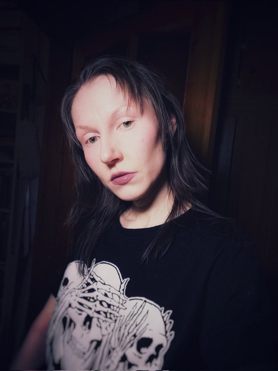 Do you like to watch the sky when you're walking? I always look at the moon and stars if they're visible . So the one who walks weirdly and with her head up is me 😁. Old ladies passing by always have smth to talk about.