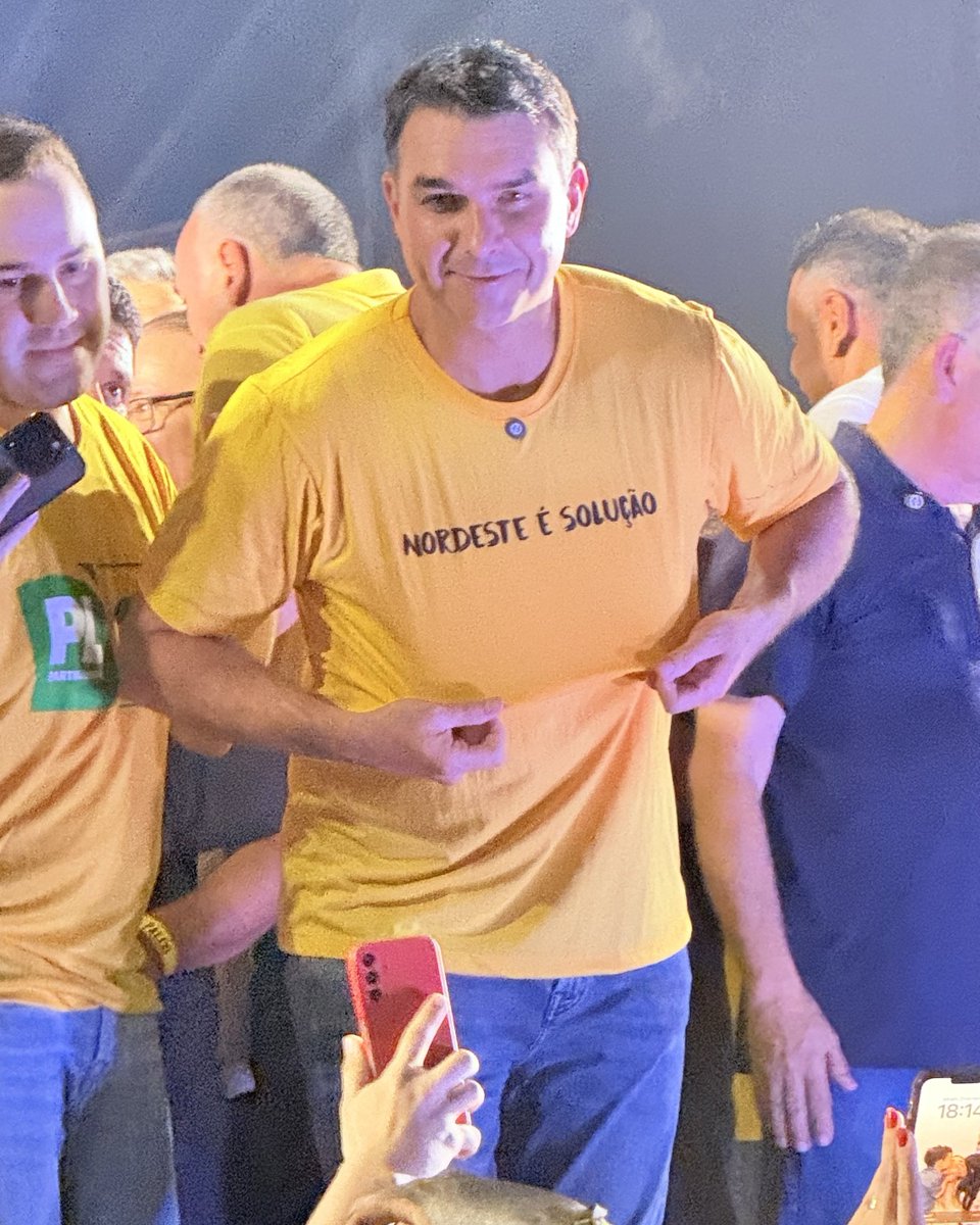 ismaelsousa's tweet photo. Em Natal, @FlavioBolsonaro não aposta no clima de revanchismo do “nós contra eles”, que sempre norteou a narrativa do PT. Sabe que no nordeste, Lula tem força, e diz que a região é a solução em camisa exibida para apoiadores. Pesquisas mostram que Flávio tem reduzido a diferença no nordeste.