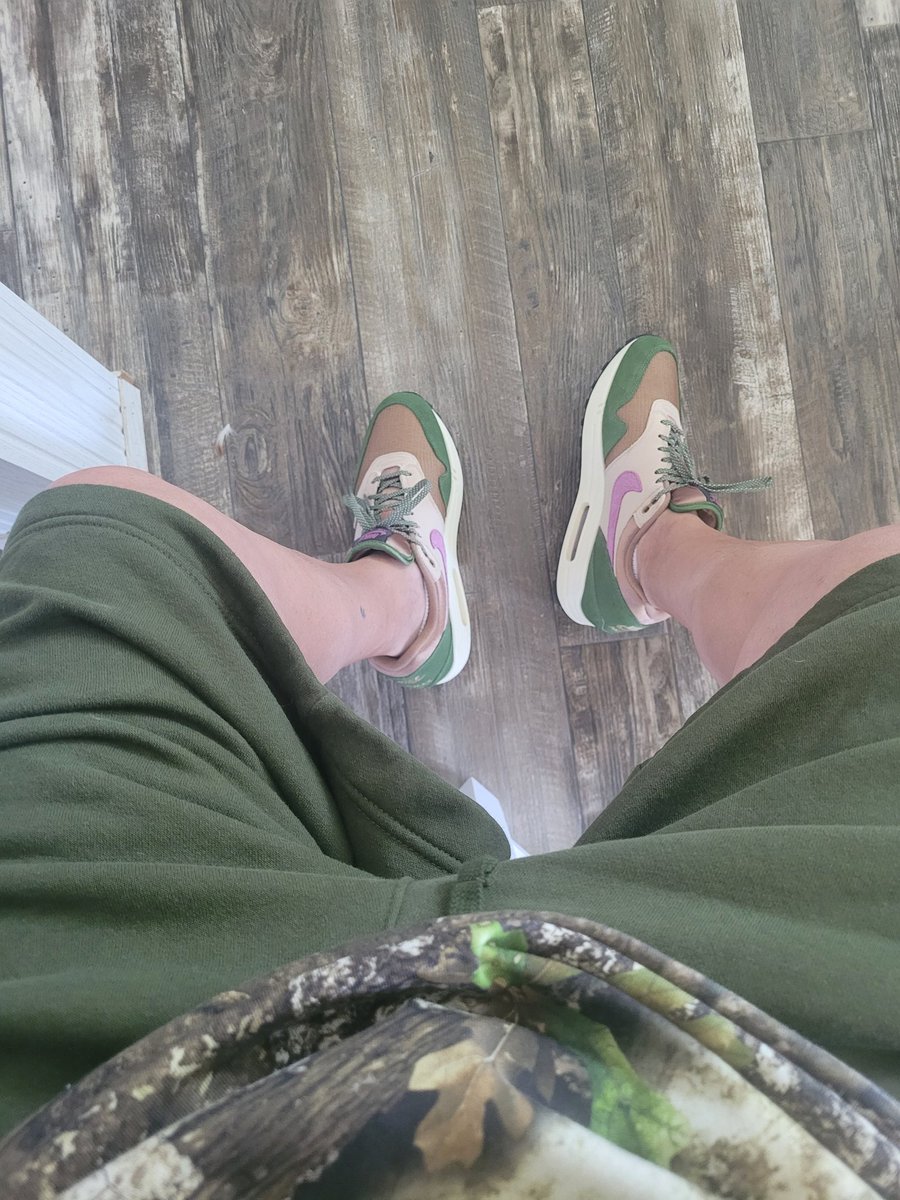 jeremiahatx52's tweet photo. It's still #MarchMAXNess @hisexcellence79 @nike @nikestore #fitoftheday #treeline #airmax1 https://t.co/WlHcvzzLkK