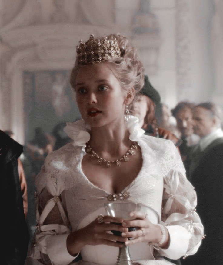 ᅠ
⠀ ⠀⠀⠀ #𝑡𝘩𝑒𝚆𝙷𝙸𝚃𝙴𝙺𝙽𝙾𝚃.
Decide lucirse con una tiara de oro y collar en conjunto.