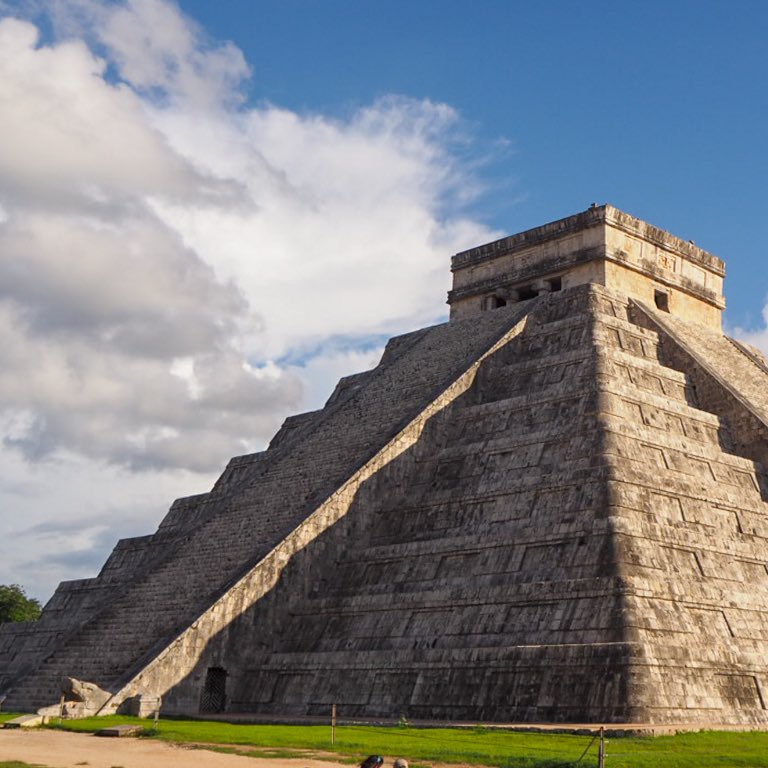 🐍Cada año, con la llegada del equinoccio de primavera, el Templo de Kukulcán en Chichén Itzá cobra vida de una forma extraordinaria. Este imponente templo, también conocido como El Castillo, se convierte en el escenario de uno de los fenómenos arqueoastronómicos más fascinantes