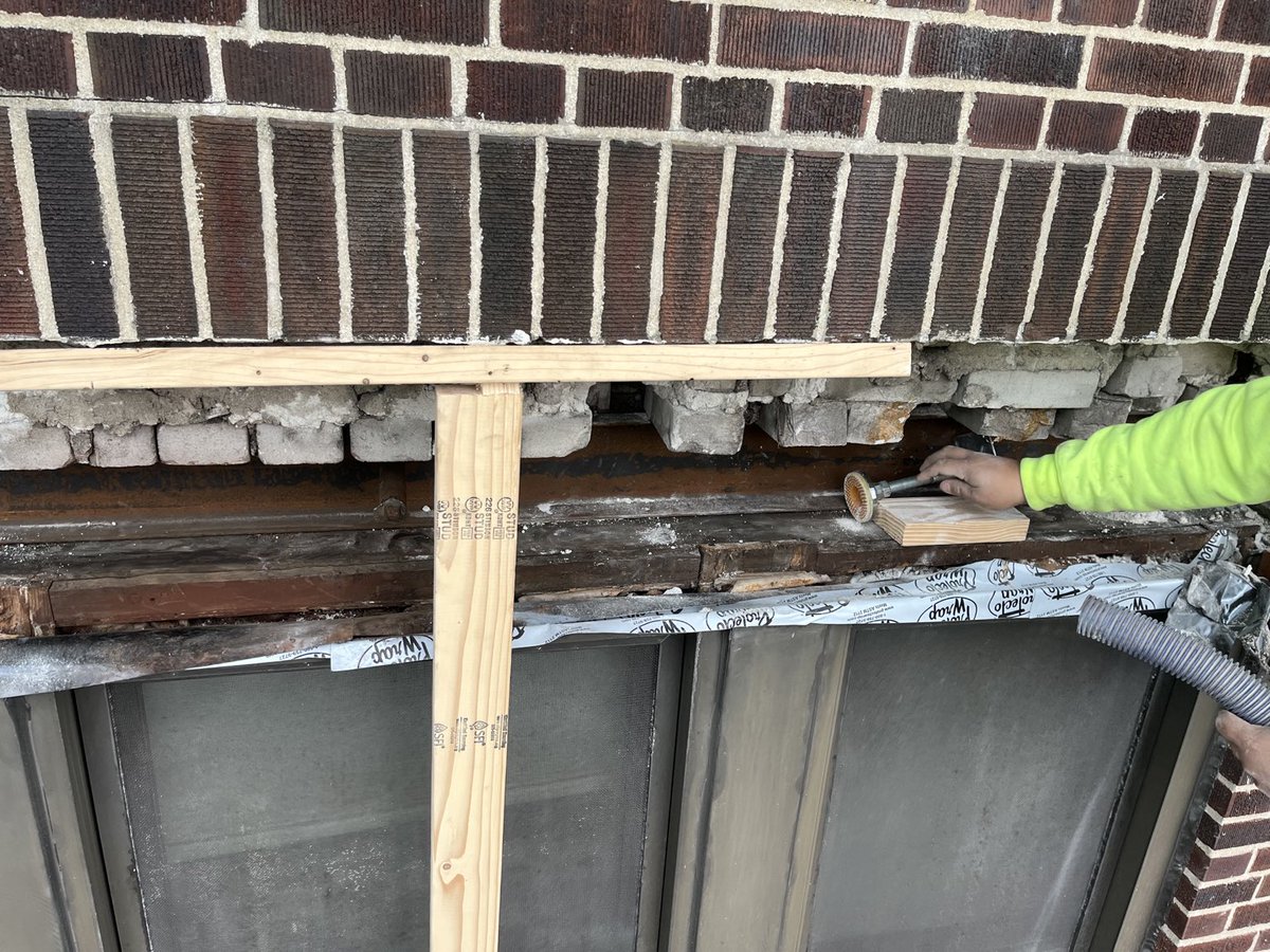Rogerixnz's tweet photo. This is what water infiltration does over time.

Steel lintel completely gone behind the brick.
No flashing. No protection.

By the time you see cracks — the damage is already done.

#Construction #Masonry #BuildingEnvelope https://t.co/7NTRVWrW8z
