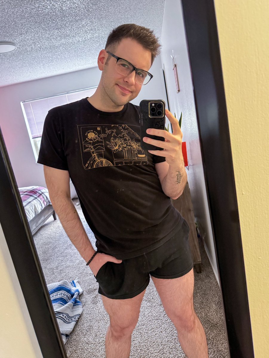 Be honest with me: do you think a ghost would like these thighs? 🧍🏻

Come chill and see if any of the ghosts in Fatal Frame II wanna smooch: twitch.tv/jeffbrutlag