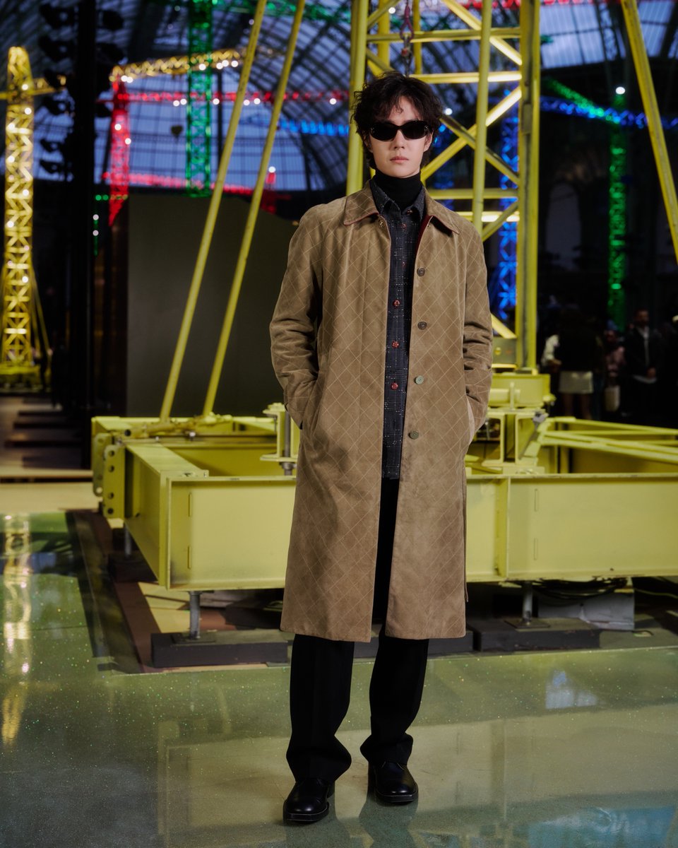 เท่เต็มล้าน! เสิร์ฟภาพฟร้อนท์โรว์ลุคหนุ่ม #WangYibo CHANEL Ambassador จัดเต็มลุคหล่อ ร่วมชมแฟชั่นโชว์ Chanel Fall Winter 2026 ที่จัดขึ้นเมื่อค่ำคืนที่ผ่านม ณ กรุงปารีส ประเทศฝรั่งเศส 💚

WangYibo MonsieurCHANEL
#YIBOxCHANELShowFW26
#WangYiboxChanel
#CHANELFallWinter
#CHANELShow