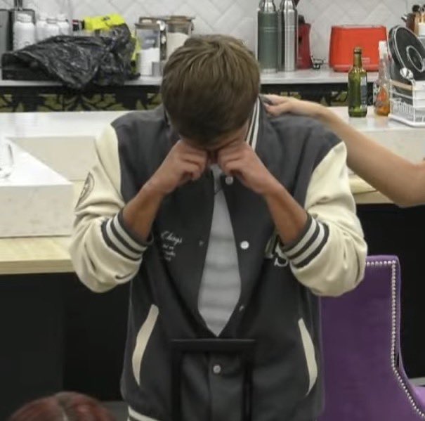 UnReTuit's tweet photo. Cuando tu vieja se olvidaba de ir a buscarte al escuela #GranHermano https://t.co/nLED37yiAs