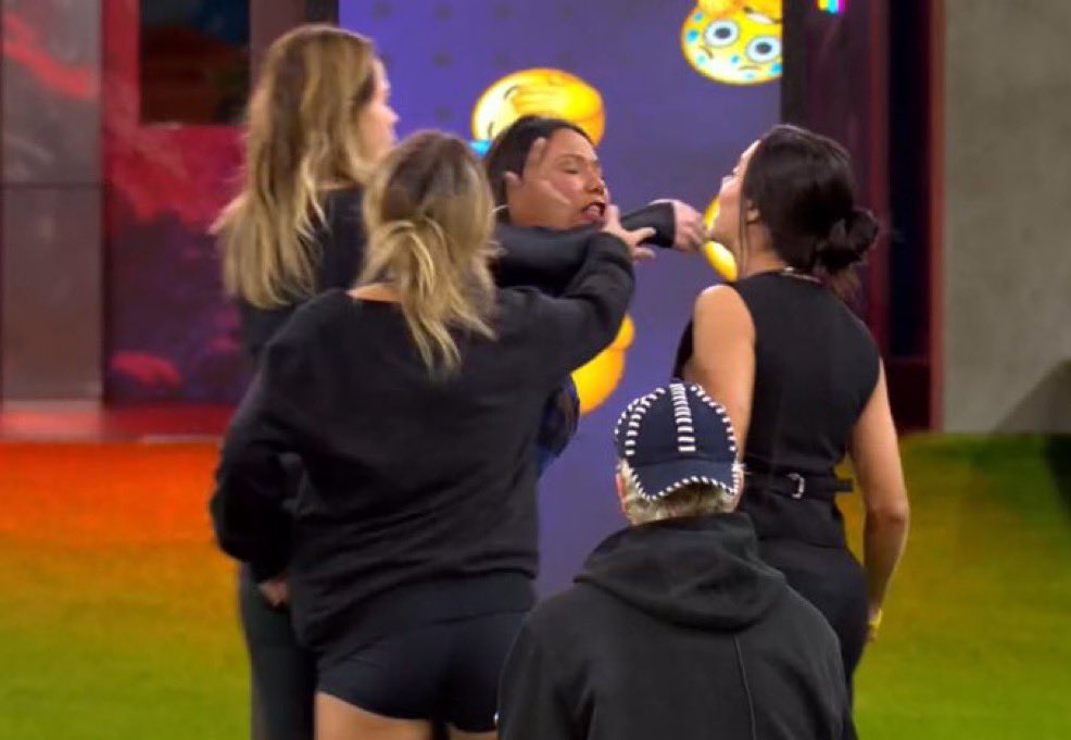 dorafigueiredo's tweet photo. Engraçado que quem foi impedir agressão na briga não foi a mãe e o pai dela… #BBB26 https://t.co/cFrai9x6N4