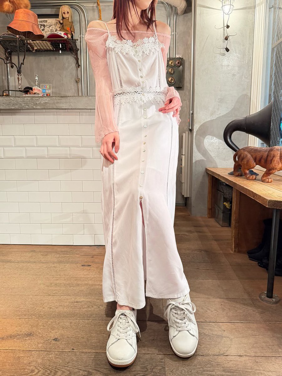 birthdeathTokyo's tweet photo. New Arrivals

90's White lace rayon slit dress

00's Baby pink pleated sheer top

#birthdeath
#vintage 
#渋谷
#レディース古着
#古着 https://t.co/TcsBGml6UK