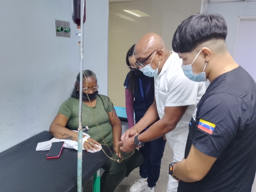 Desde el CDI Amelia Blanco, municipio Libertador, Distrito Capital,Lic.Leopoldo Rojas Reyes impartiendo docencia  a estudiante de la ELAN  de 2do año de medicina. Elevando la atención y brindando la excelente obra docente y humanista 
#CubaSalva
#CubaPorLaVida