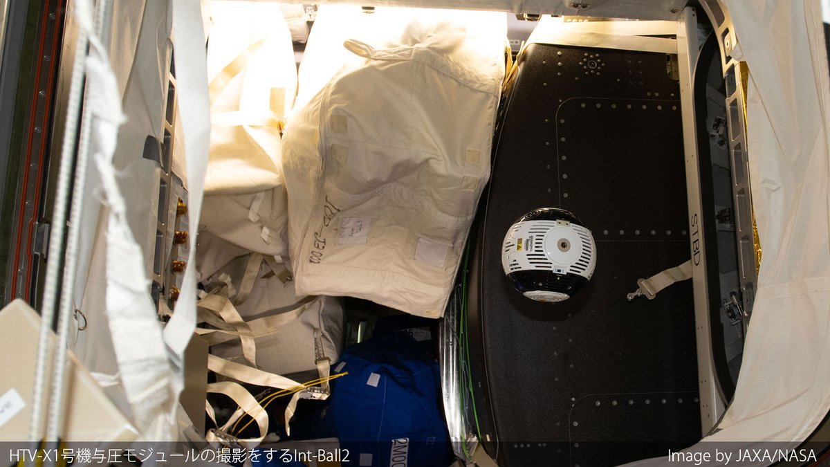 JAXA_Kiboriyo's tweet photo. 📸#IntBall2 はじめてのおつかい🤖
#HTVX 1号機の旅立ち前に、Int-Ball2が「きぼう」からHTV-X1の与圧モジュール(PM)へ向かい撮影ミッションを実施✨(PMの中は廃棄カーゴがぎっしり…!)
Int-Ball2視点の動画では普段聞けない駆動音も。最後の写真は「やってやったぜ!」と言わんばかりのりりしさね🥰 https://t.co/7n3PikihDm