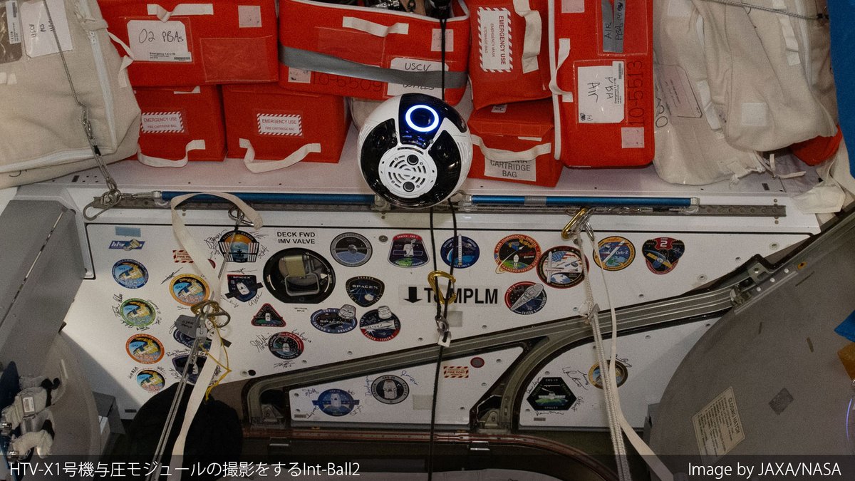 JAXA_Kiboriyo's tweet photo. 📸#IntBall2 はじめてのおつかい🤖
#HTVX 1号機の旅立ち前に、Int-Ball2が「きぼう」からHTV-X1の与圧モジュール(PM)へ向かい撮影ミッションを実施✨(PMの中は廃棄カーゴがぎっしり…!)
Int-Ball2視点の動画では普段聞けない駆動音も。最後の写真は「やってやったぜ!」と言わんばかりのりりしさね🥰 https://t.co/7n3PikihDm
