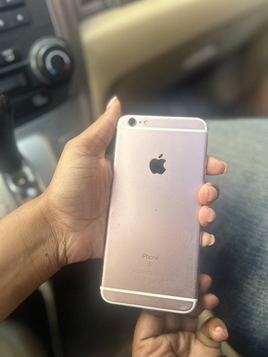 tallassbtchh's tweet photo. Mf barely wanted to let me hold the phone 😂😂😂😂😂 but Apple really losing recipes when it comes to their devices. We will never get this glorious piece of tech back. Walking down the sidewalk with your wires blasting Panda or sum like that https://t.co/IzgTWAoaer