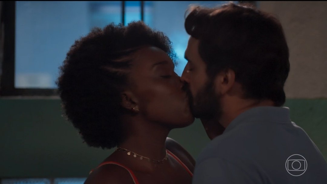 Kellen e Zé Maria se pegaram na igreja. 
#TrêsGraças