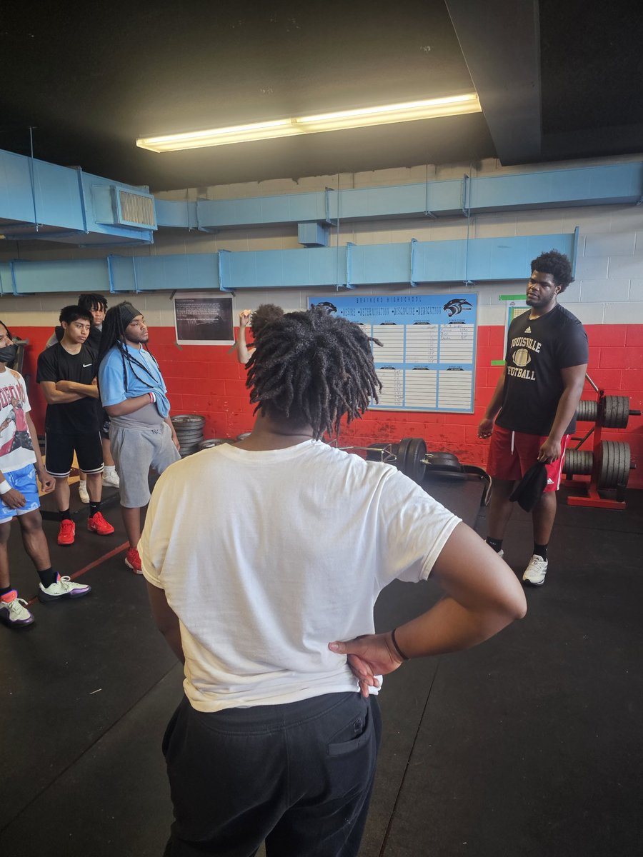 1020_Football's tweet photo. Big shoutout to @LouisvilleFB Offensive Lineman @jarvisstrIck14 for stopping by and working out with the boys today! Even gave them some word of wisdom at the end!! https://t.co/fdDkrtFuY4