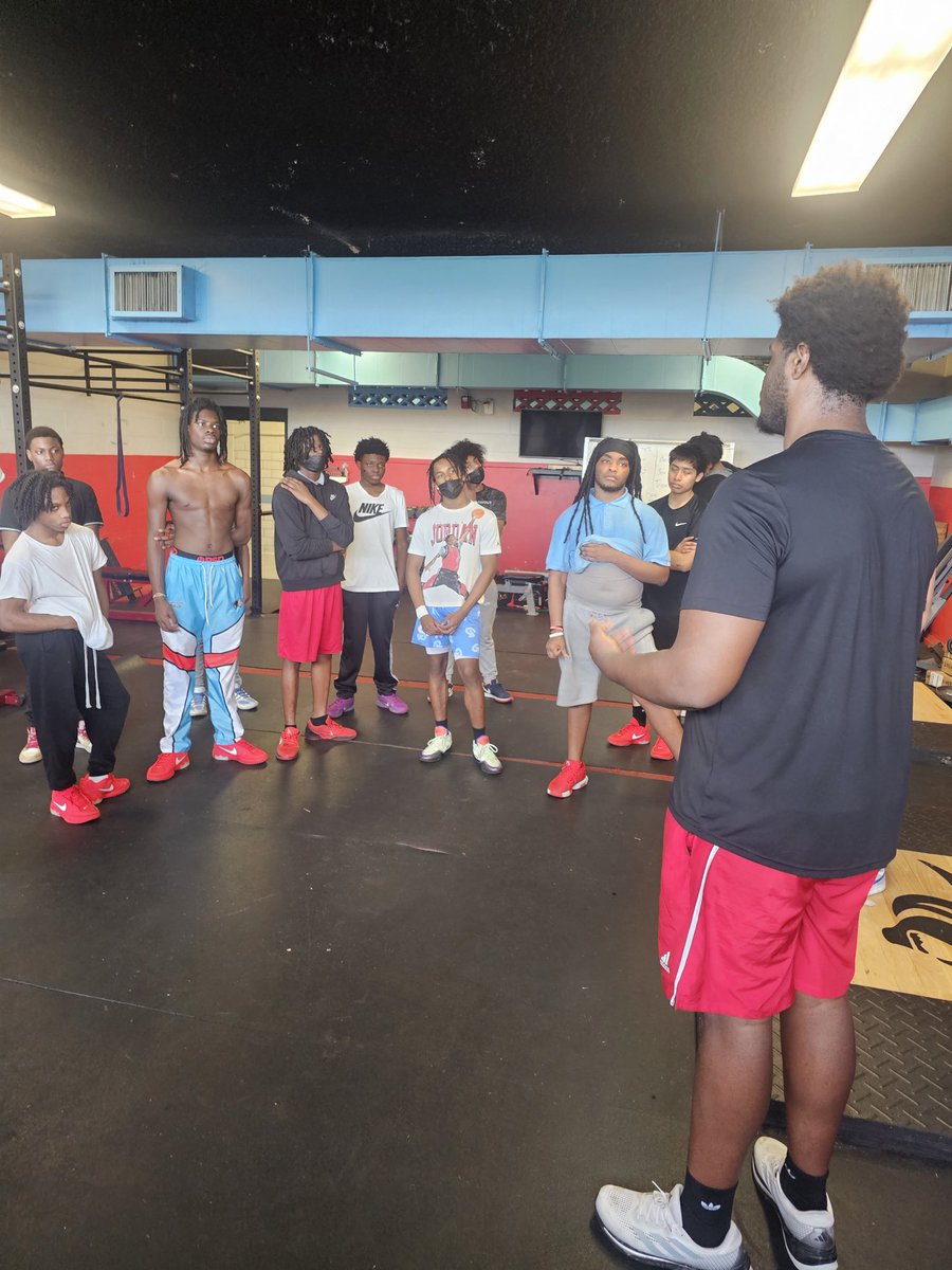 1020_Football's tweet photo. Big shoutout to @LouisvilleFB Offensive Lineman @jarvisstrIck14 for stopping by and working out with the boys today! Even gave them some word of wisdom at the end!! https://t.co/fdDkrtFuY4