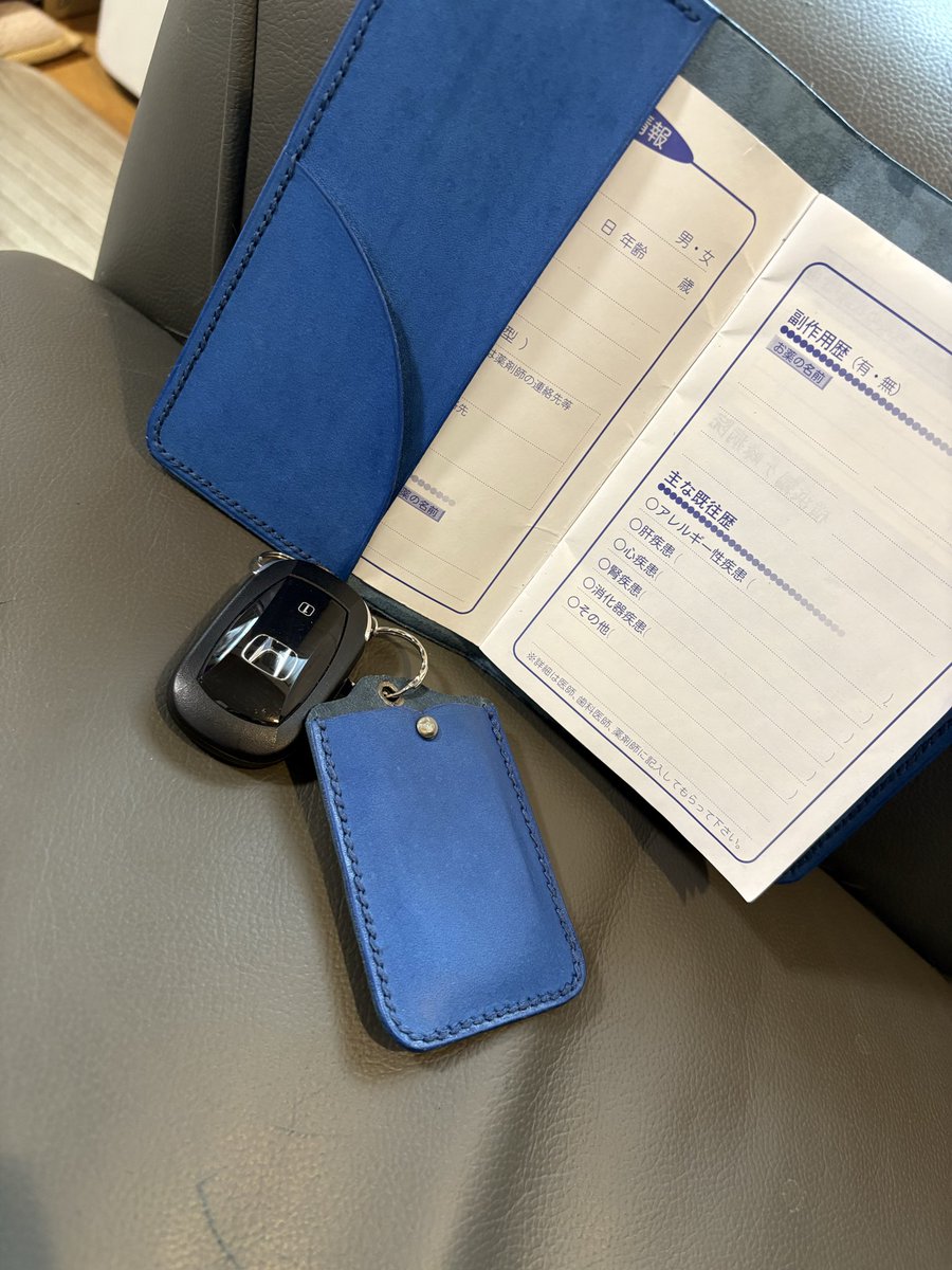 248Ka's tweet photo. 今までなんで気が付かなかったんだろう…と思う位、快適でもっと早く閃いていたら良かったなぁと後悔😆
マウスパッドをトレース代の下にセット！滑り止めも付いているのでズレないし腕の枕にもなる🖌️🥰
お薬手帳カバー作りました🪡
#マウスパッド
#レザークラフト https://t.co/jauTRUiVD2