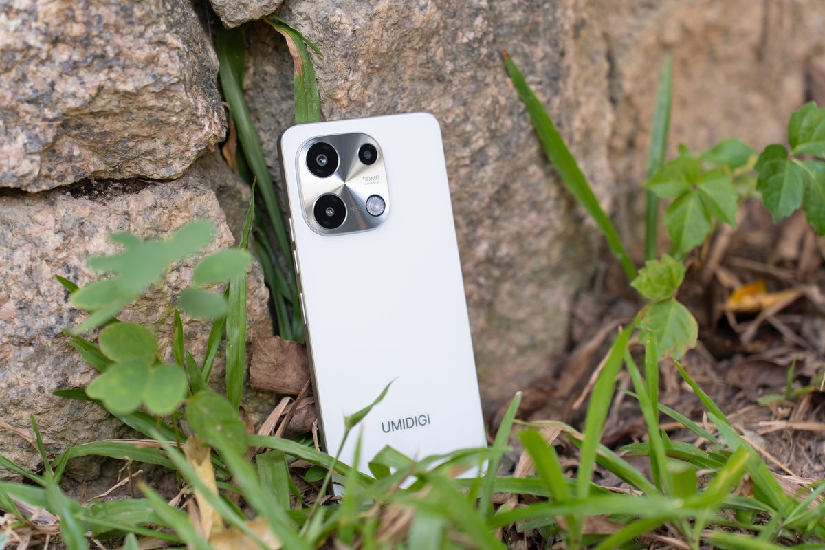 umidigi's tweet photo. Leave your charger at home! The 5000mAh battery of #Note100 smartphone ensures you’re always ready, whether you’re climbing peaks or enjoying lakeside tranquility. 🏔️🔋💧📱
Amazon 📱 https://t.co/3Q2ghmsKDF https://t.co/jOZcEDUOSa
