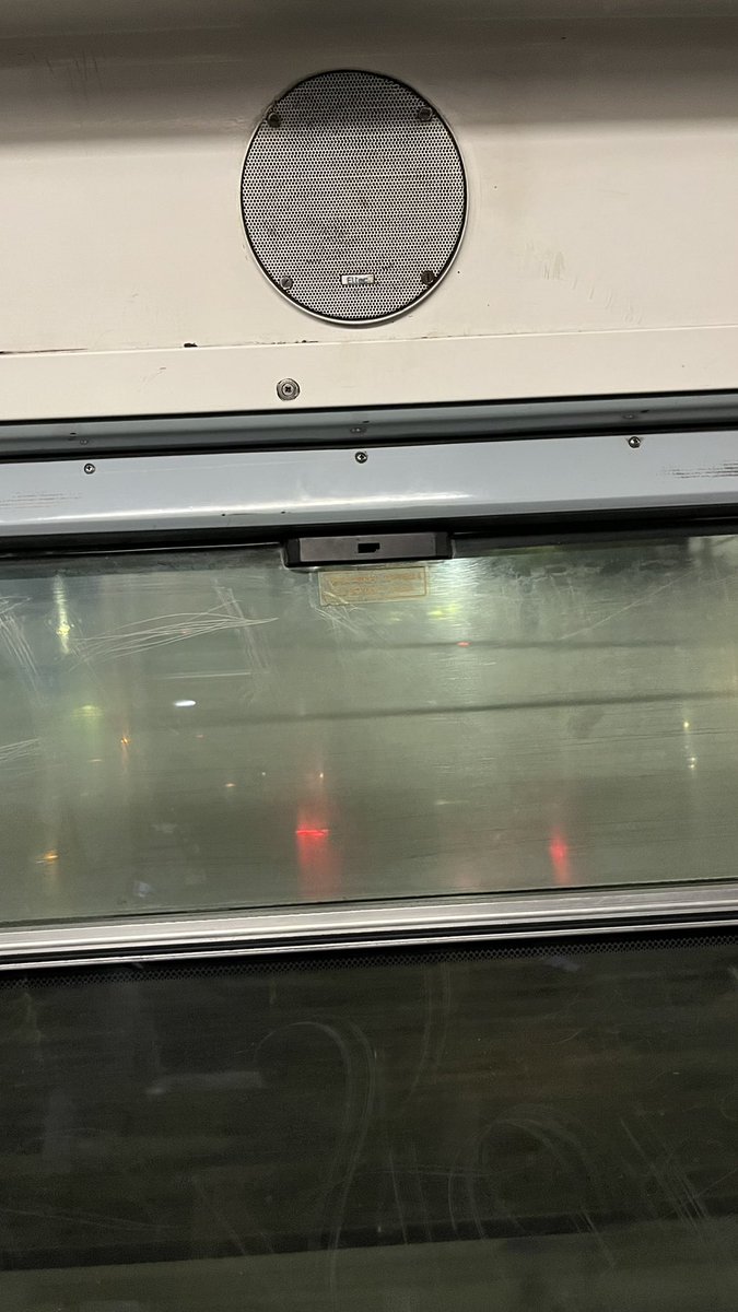 Yocs19's tweet photo. @MetroCDMX Todas las ventanas del tren FN. 1034 de la línea A, no tienen botones para abrir, hace muchísimo calor y no se prenden los ventiladores tampoco. https://t.co/VnQJER5NE3